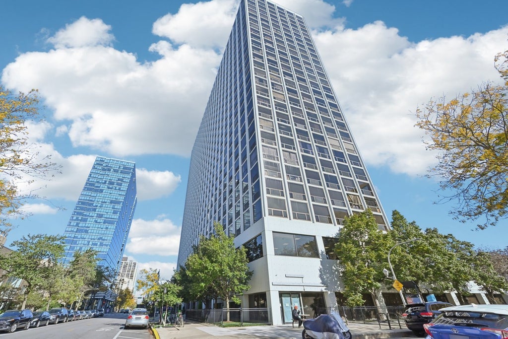 4343 North Clarendon Avenue 1004, Chicago