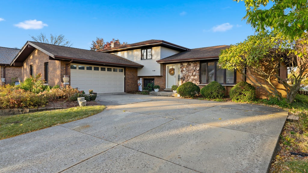 7104 Kidwell Road, Downers Grove