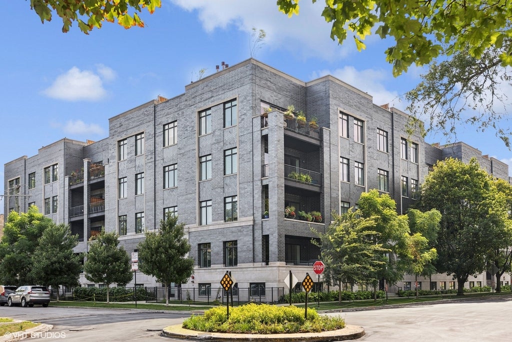 5748 North Hermitage Avenue 102, Chicago