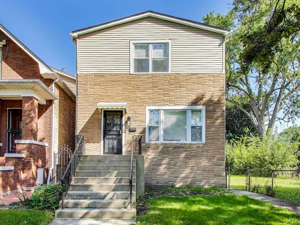 5828 West Iowa Street, Chicago