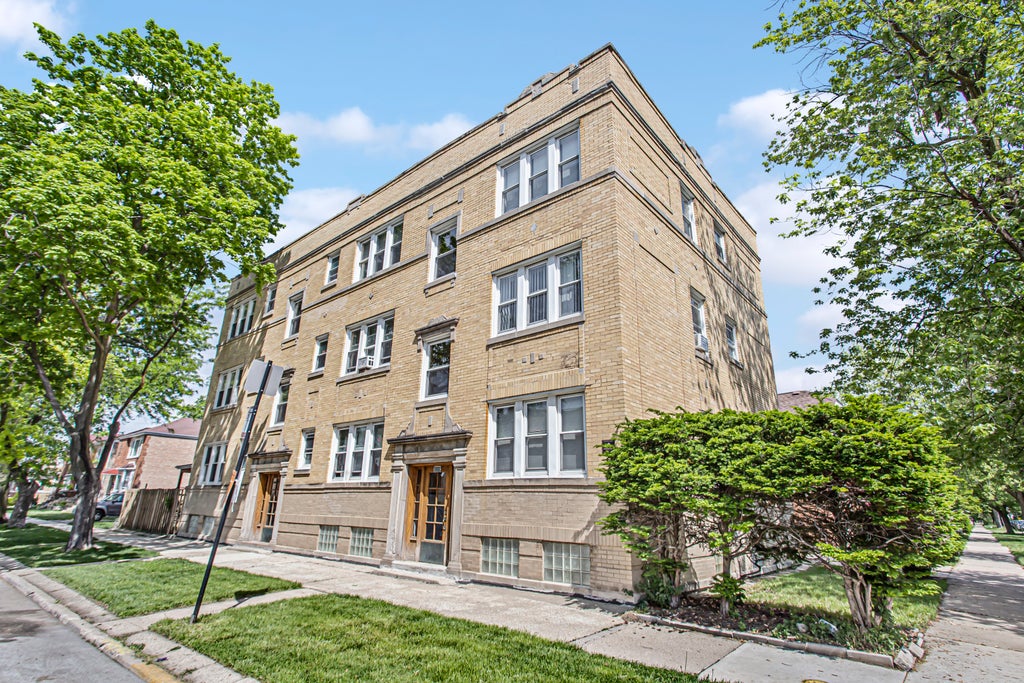 5002 West Newport Avenue 1, Chicago