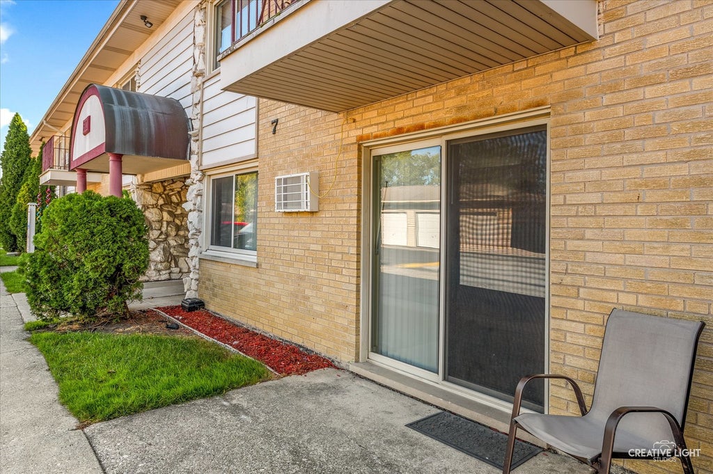 501 Carlysle Drive 9, Clarendon Hills