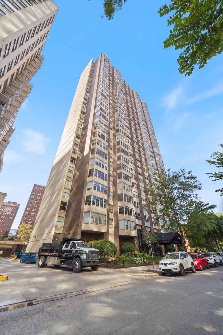525 West Hawthorne Place 406, Chicago, 60657