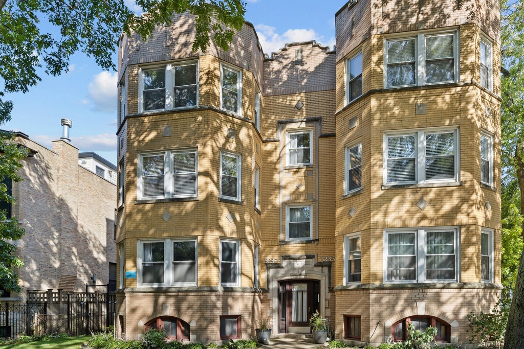 3237 North Oakley Avenue 2n, Chicago
