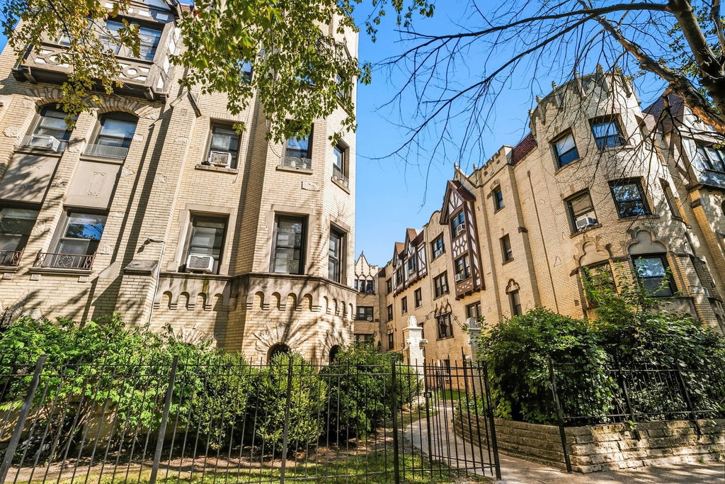 5657 North Spaulding Avenue 1a, Chicago