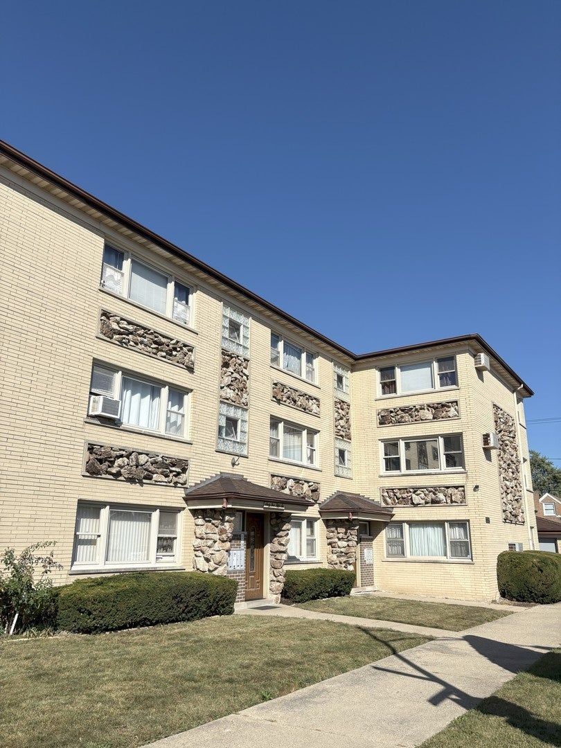 6556 West Barry Avenue E, Chicago