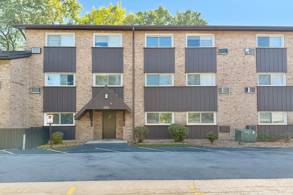 2209 Arbor Circle 6, Downers Grove