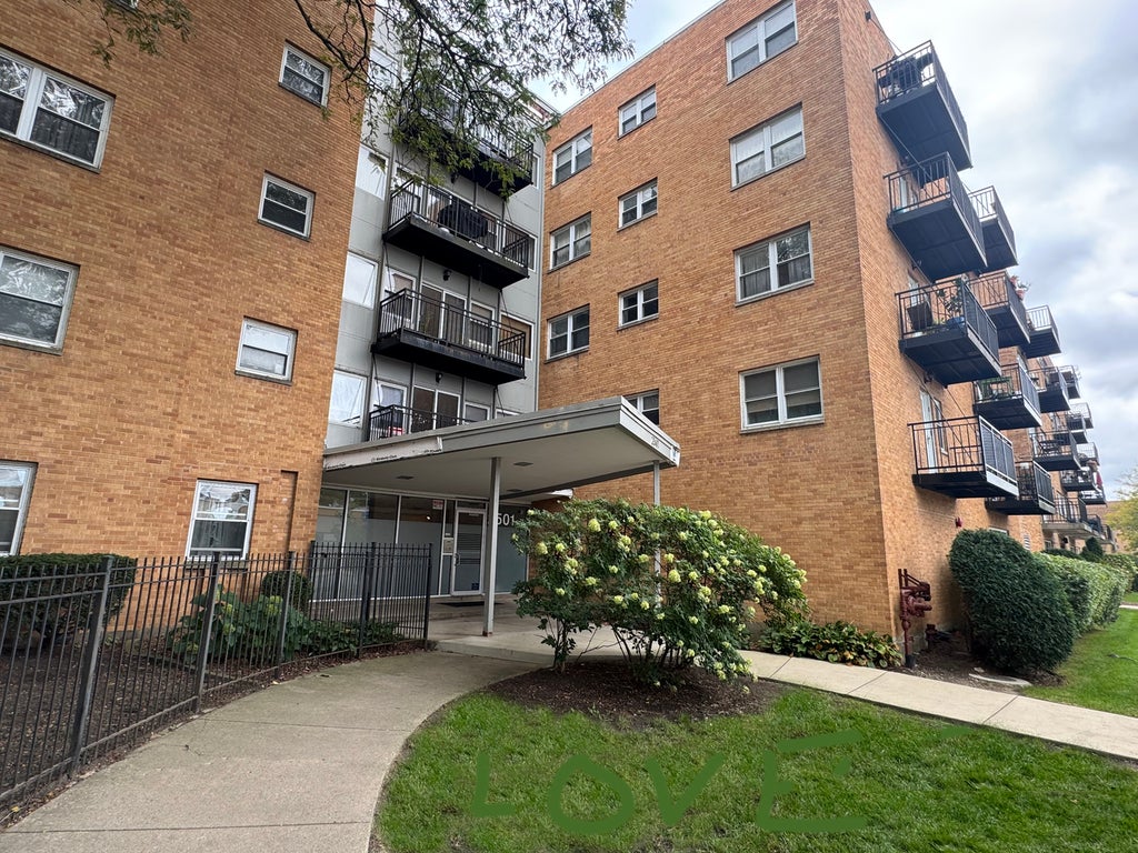 2501 West Bryn Mawr Avenue 201, Chicago