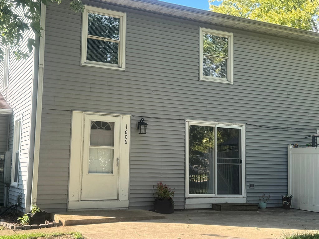 1606 East Stonehenge Drive 14-b, Sycamore