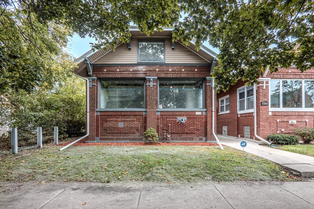 7345 South Bennett Avenue, Chicago, 60649