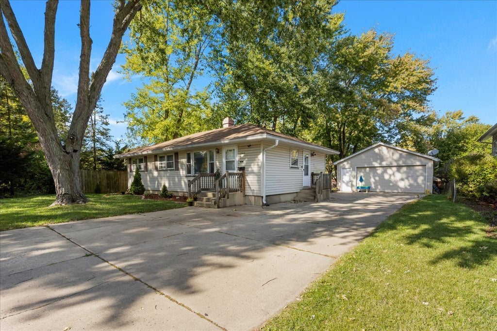 1747 West Illinois Avenue, Aurora