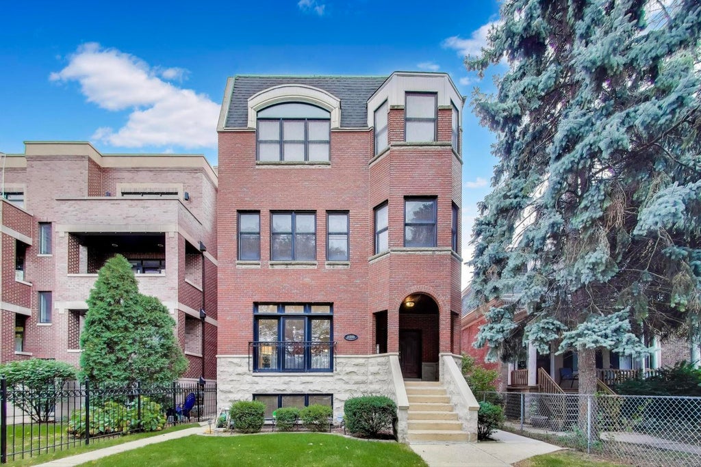 2449 West Logan Boulevard 1f, Chicago