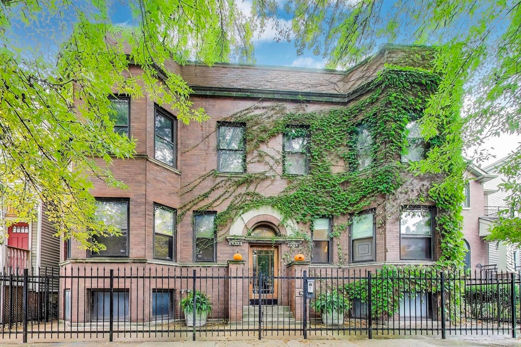 1737 West Barry Avenue A, Chicago