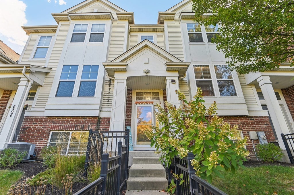 664 Grosvenor Lane, Aurora