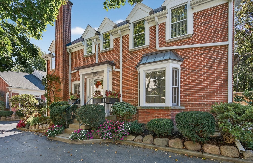 809 Hibbard Road, Wilmette, 60091