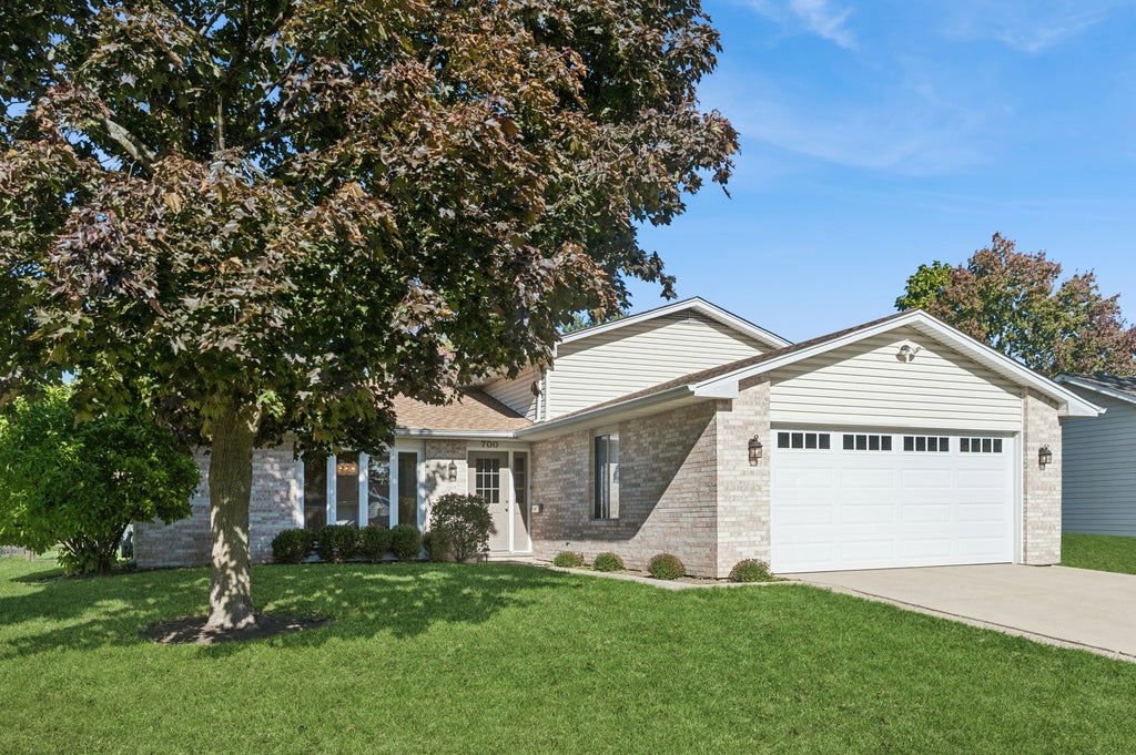 700 Country Lane N, Roselle