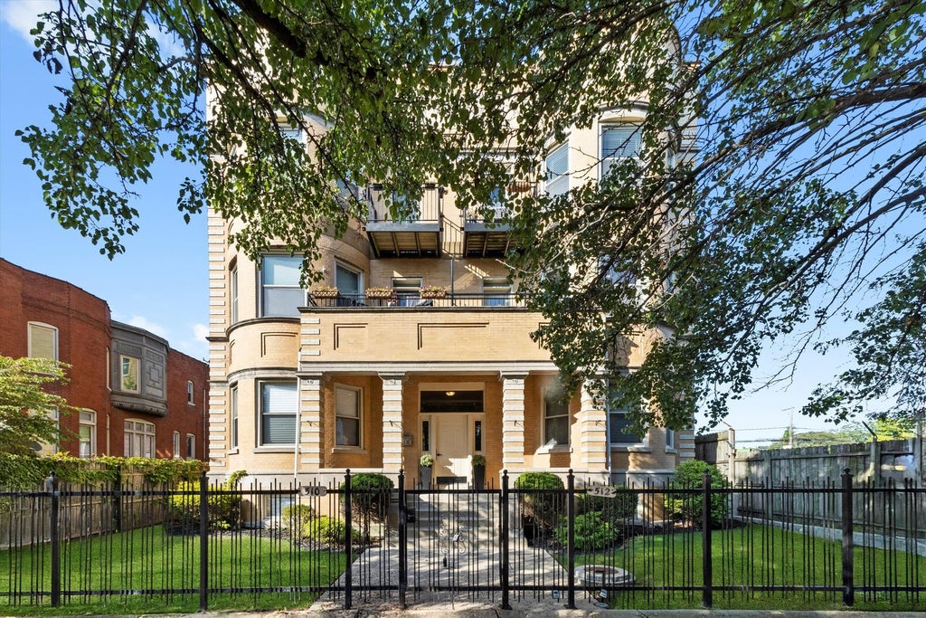 512 East Oakwood Boulevard 2, Chicago, 60653