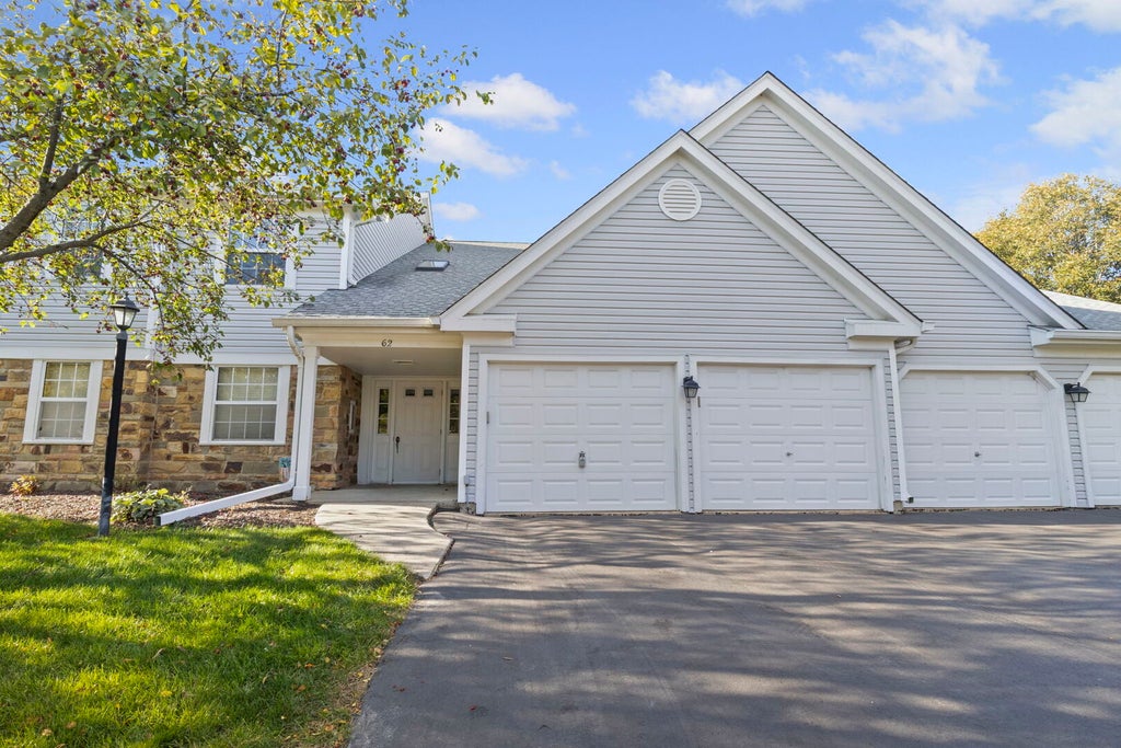 62 Beechmont Court C, Schaumburg