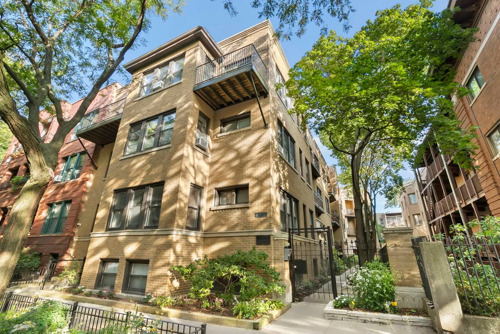 820 West Lakeside Place 2n, Chicago