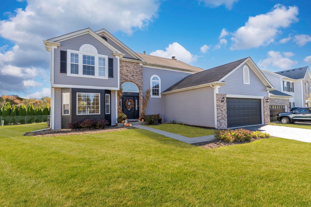 1655 Whispering Oaks Court, West Chicago