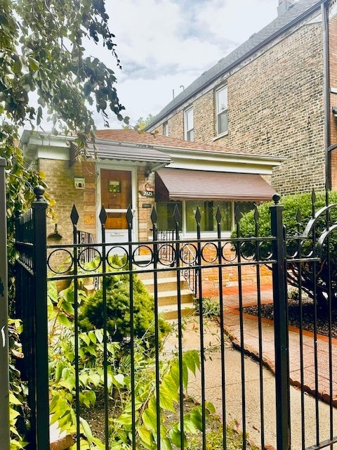 2925 North Troy Street, Chicago, 60618