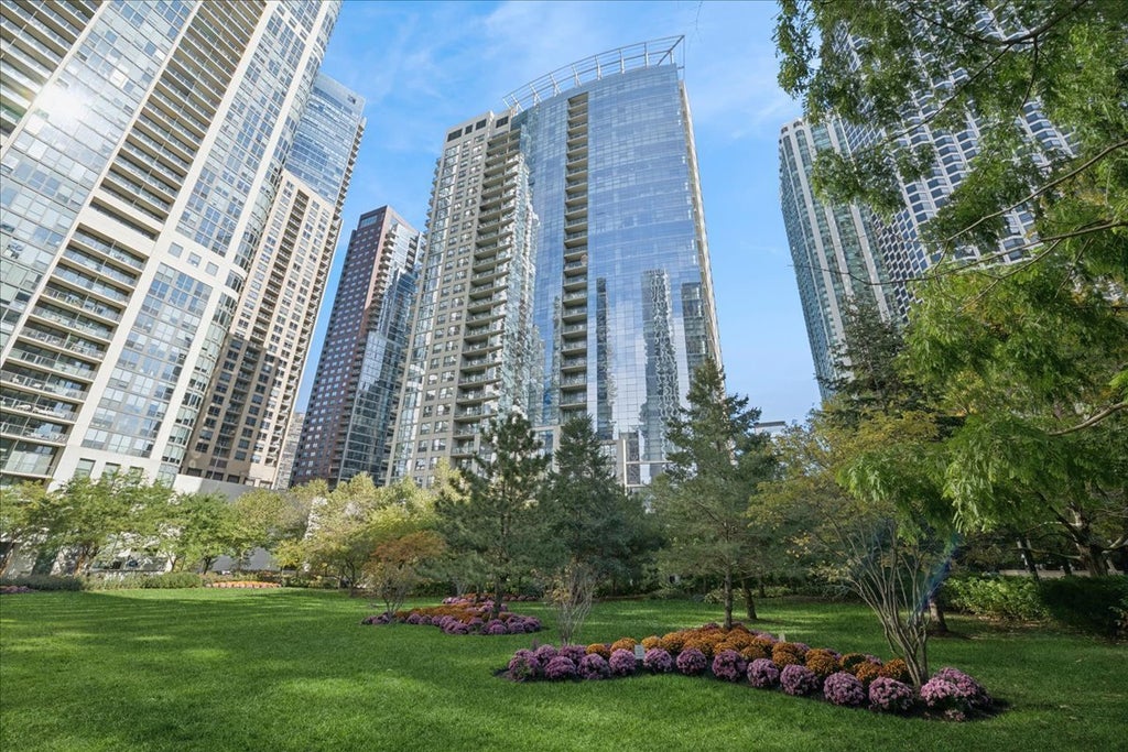 201 North Westshore Drive 1701, Chicago, 60601