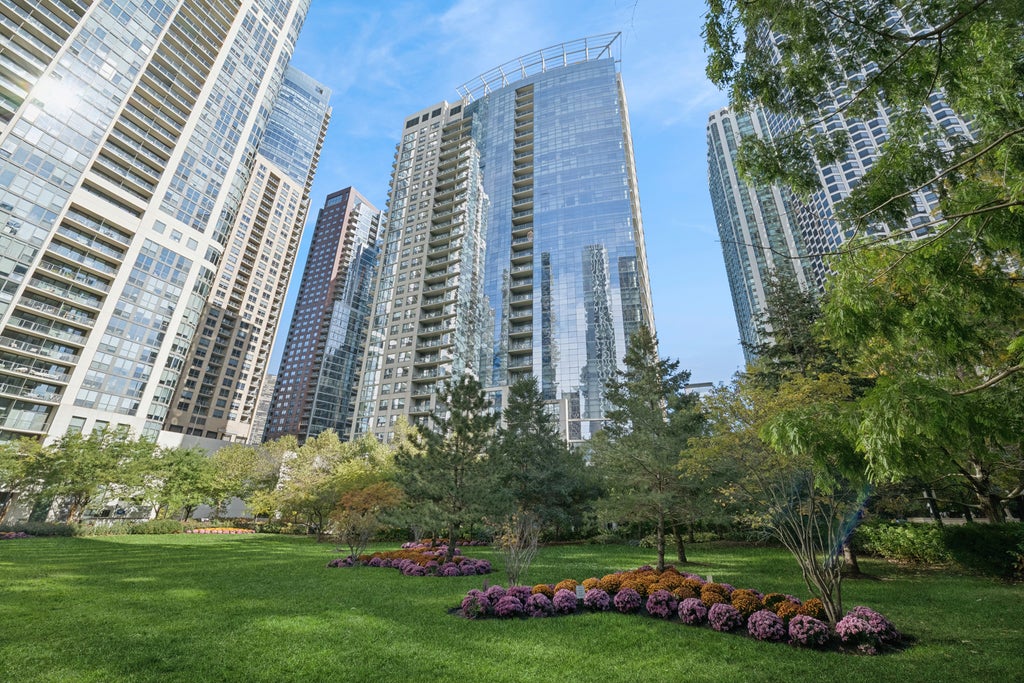 201 North Westshore Drive 1702, Chicago, 60601