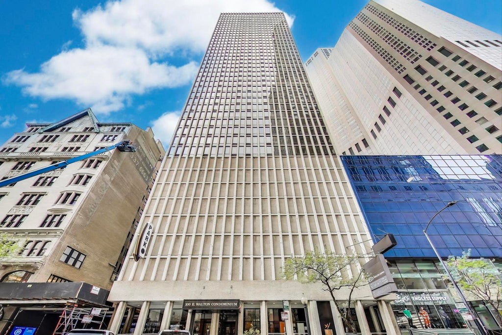 100 East Walton Street 42f, Chicago, 60611