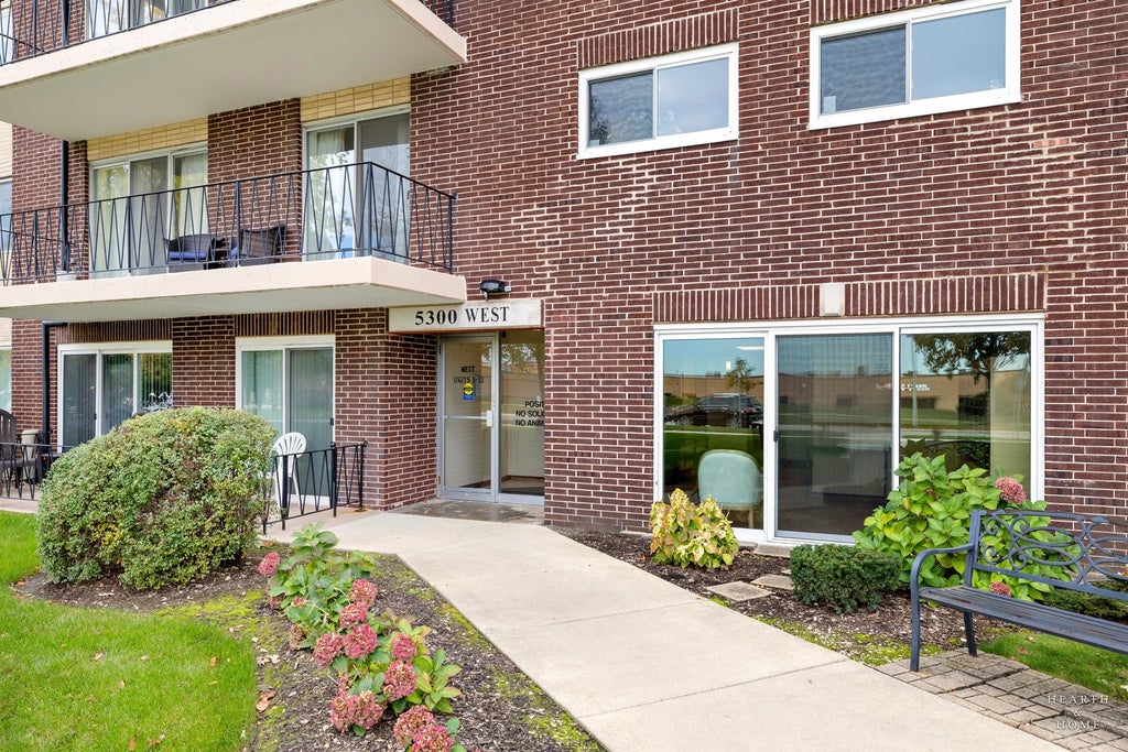 5300 Walnut Avenue 12b, Downers Grove