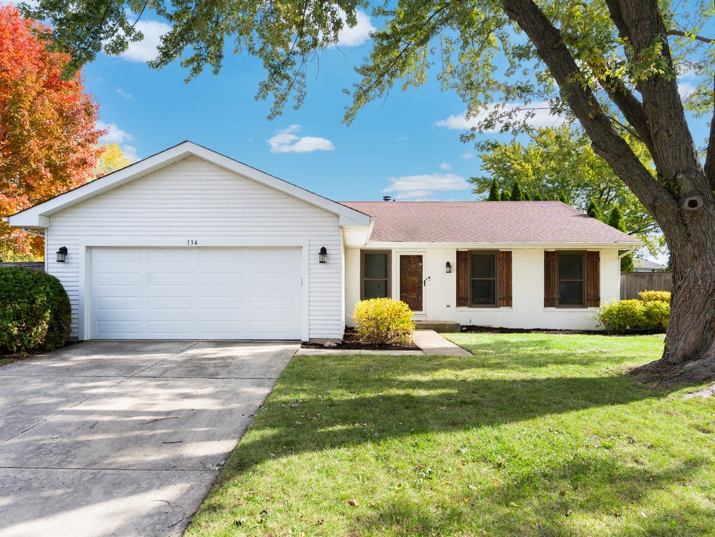 134 South Whispering Hills Drive, Naperville