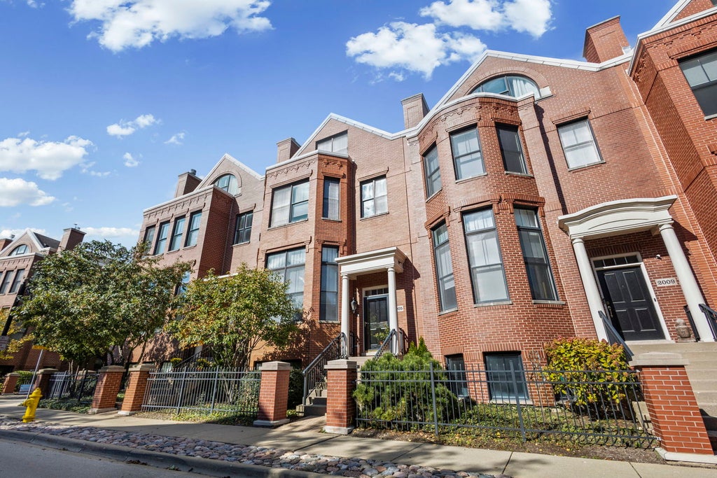 2005 Valor Court, Glenview, 60026