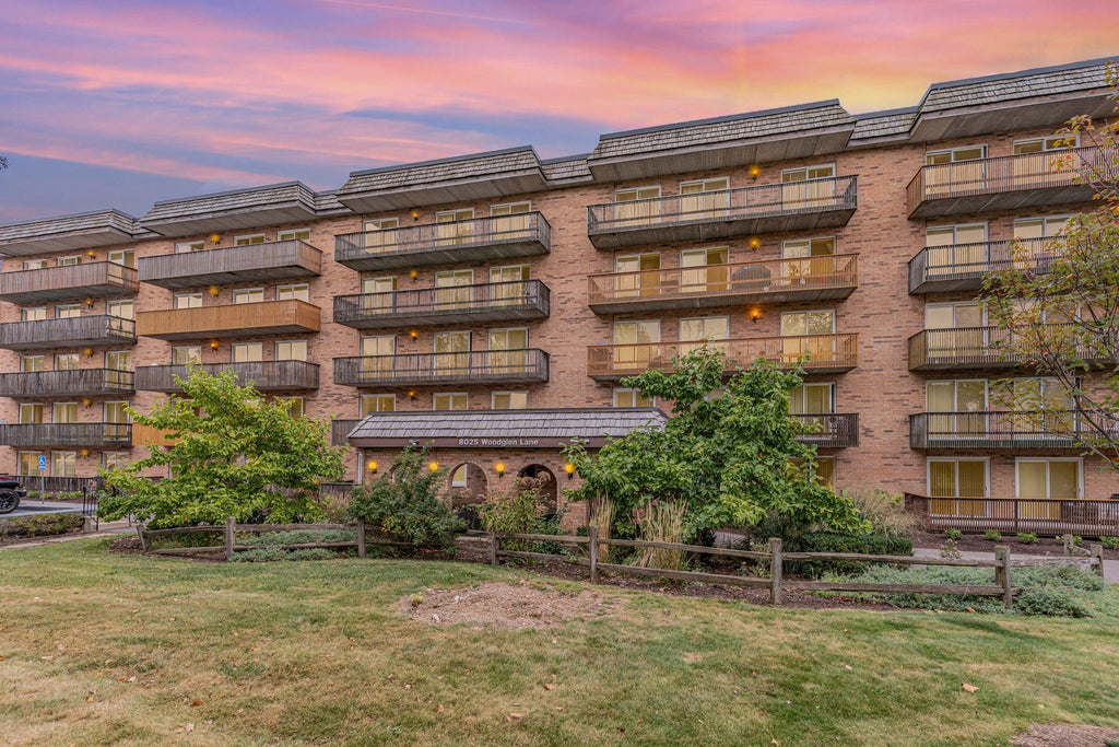 8025 Woodglen Lane 108, Downers Grove