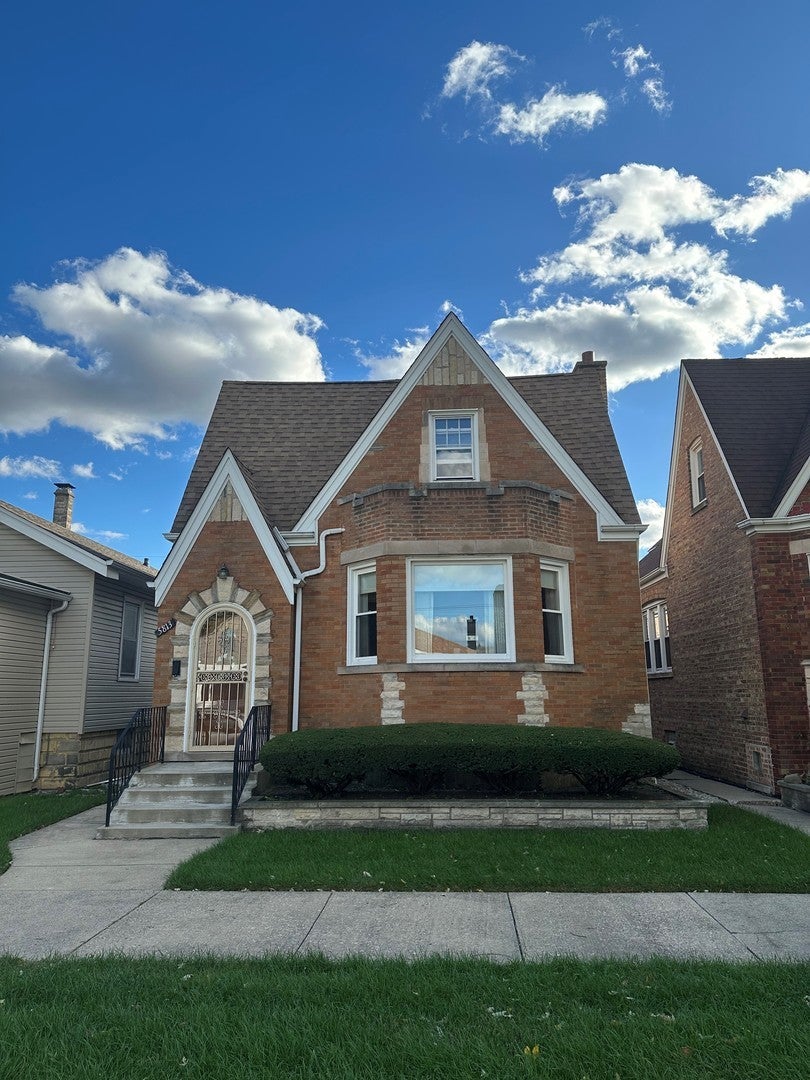 5813 West Cornelia Avenue, Chicago, 60634