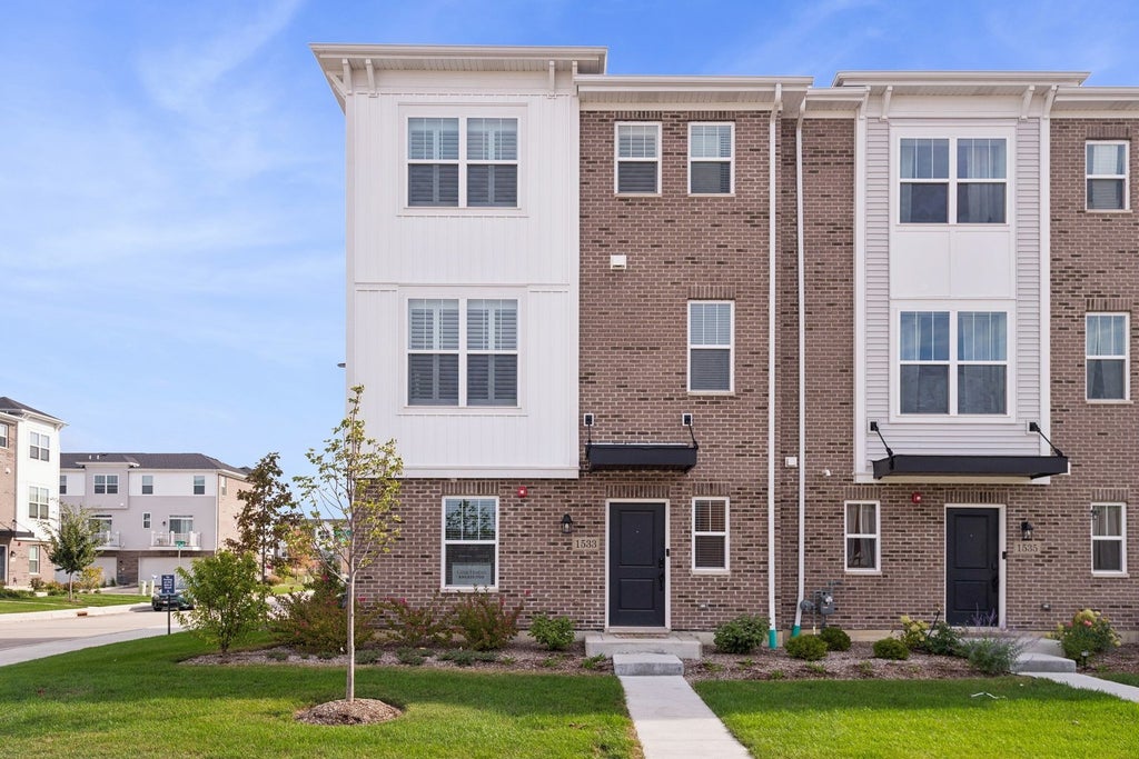 1533 Executive Way, Des Plaines
