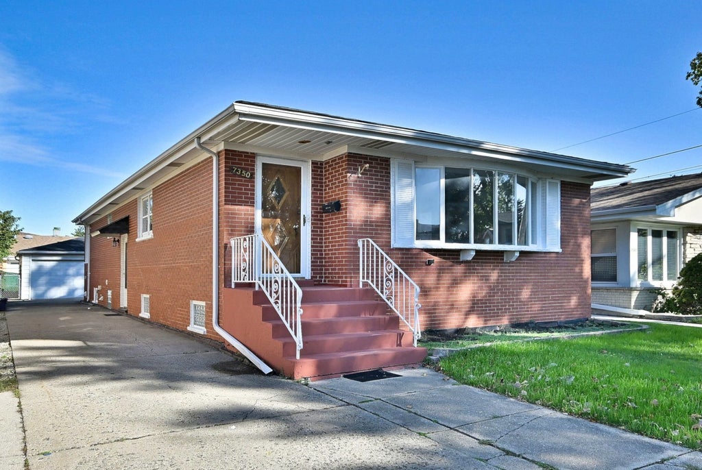 7350 West Argyle Street, Harwood Heights