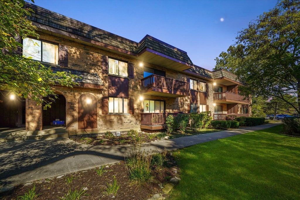 7920 Woodglen Lane 207, Downers Grove