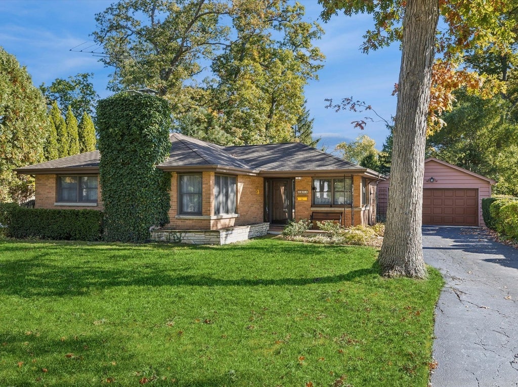 1473 Edgewood Road, Lake Forest, 60045