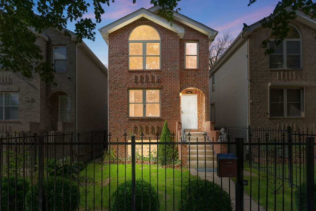 6852 South Michigan Avenue, Chicago, 60619