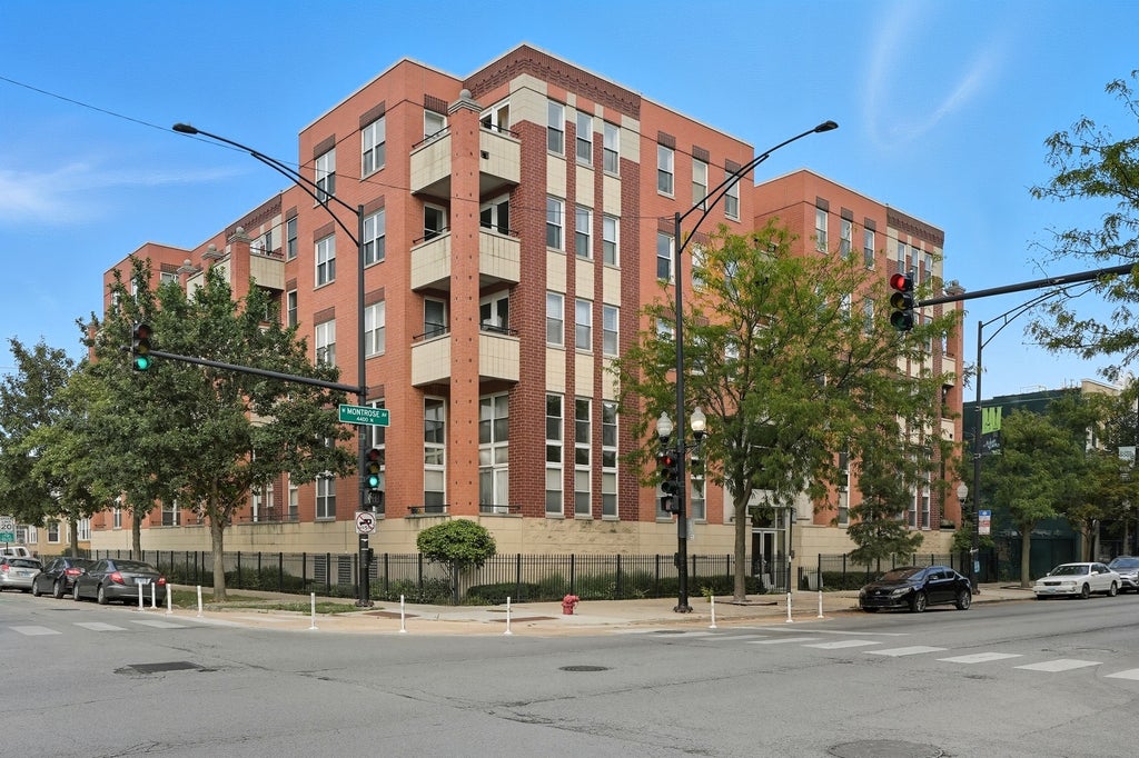 3550 West Montrose Avenue 107, Chicago