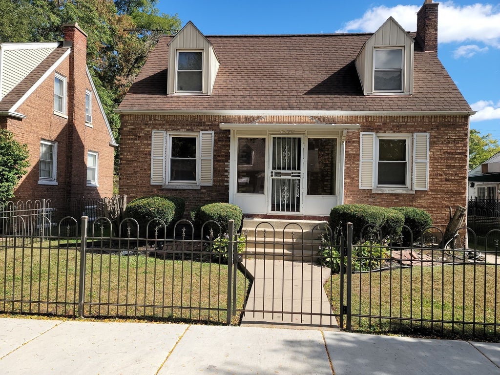 10055 South Oglesby Avenue, Chicago