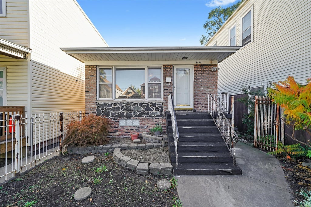 4555 South Washtenaw Avenue, Chicago, 60632