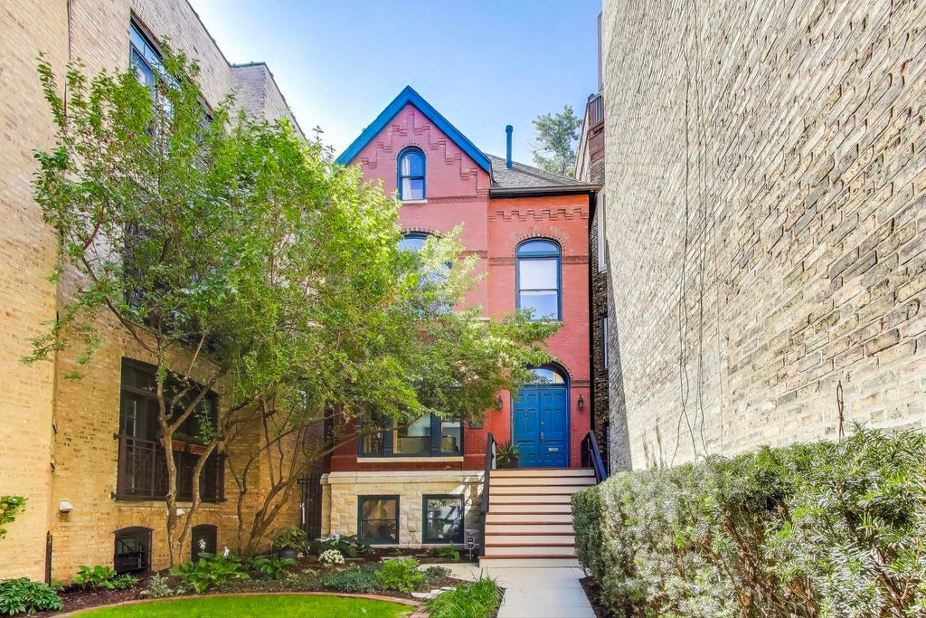 541 West Belmont Avenue, Chicago