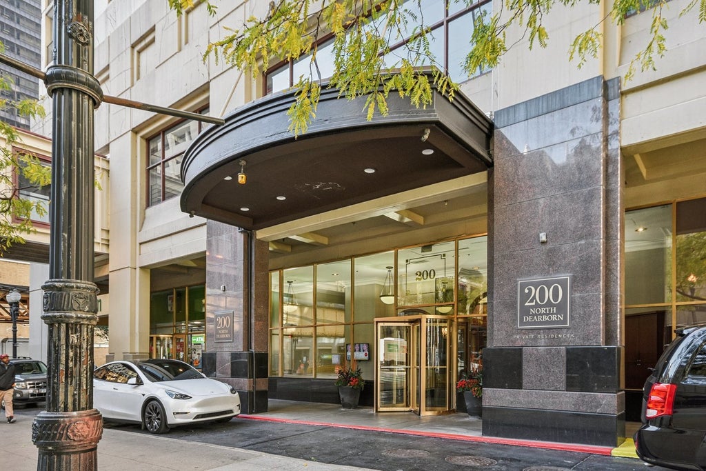 200 North Dearborn Street 1303, Chicago, 60601