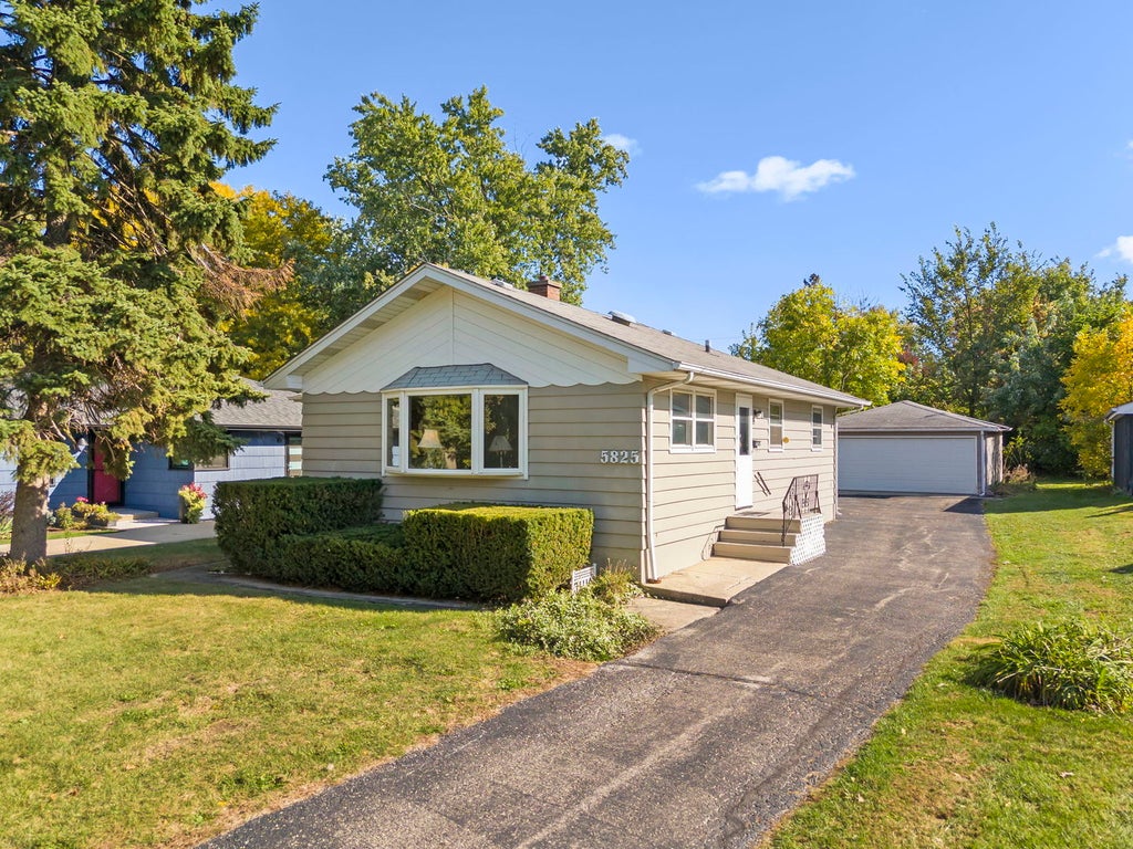 5825 Webster Street, Downers Grove