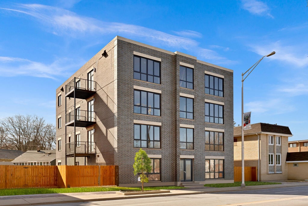 8631 West Grand Avenue 2w, River Grove