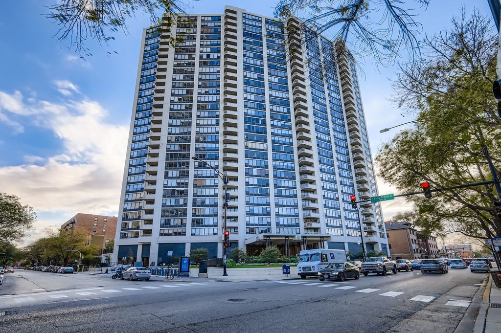 3930 North Pine Grove Avenue 1002, Chicago, 60613