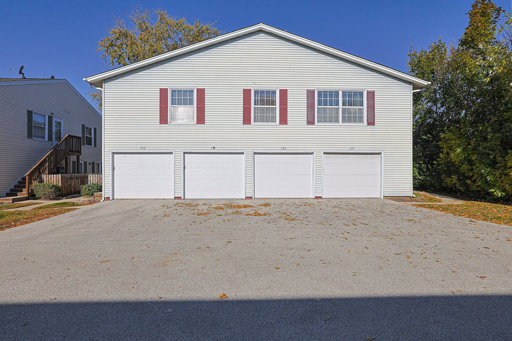 737 Wellington Avenue, Elk Grove Village