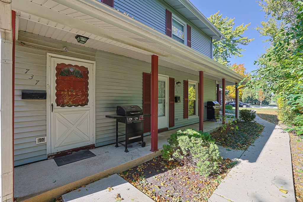 737 Wellington Avenue, Elk Grove Village