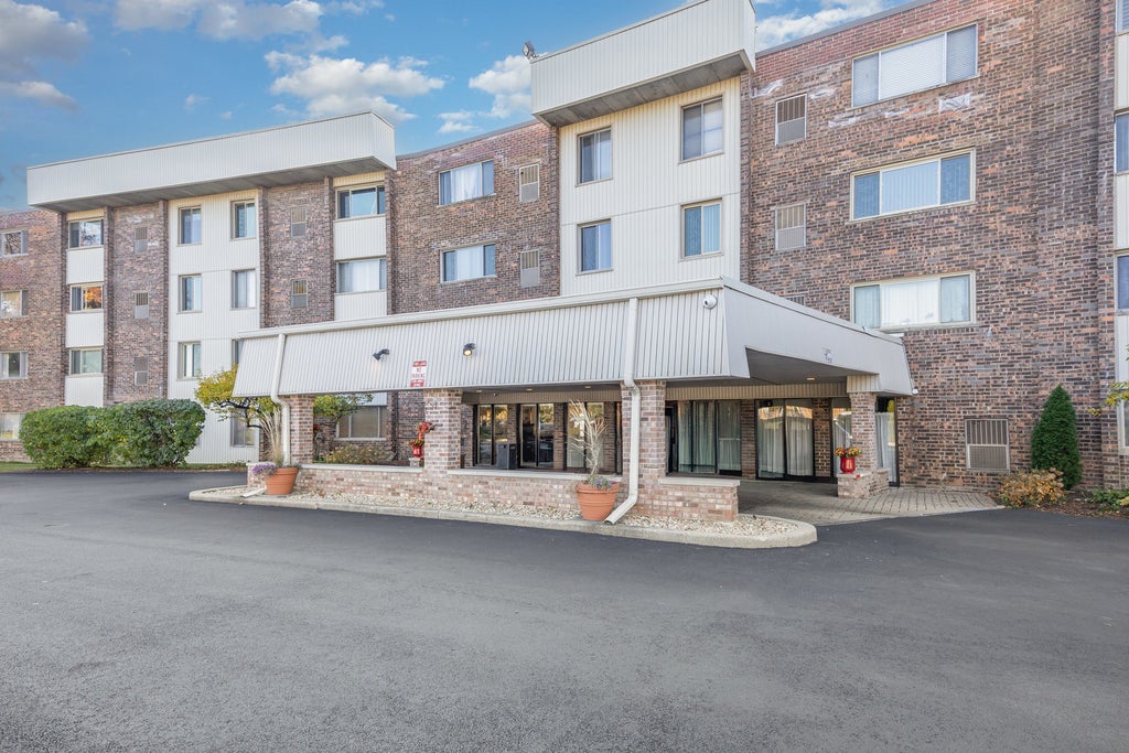 841 North York Road 101, Elmhurst