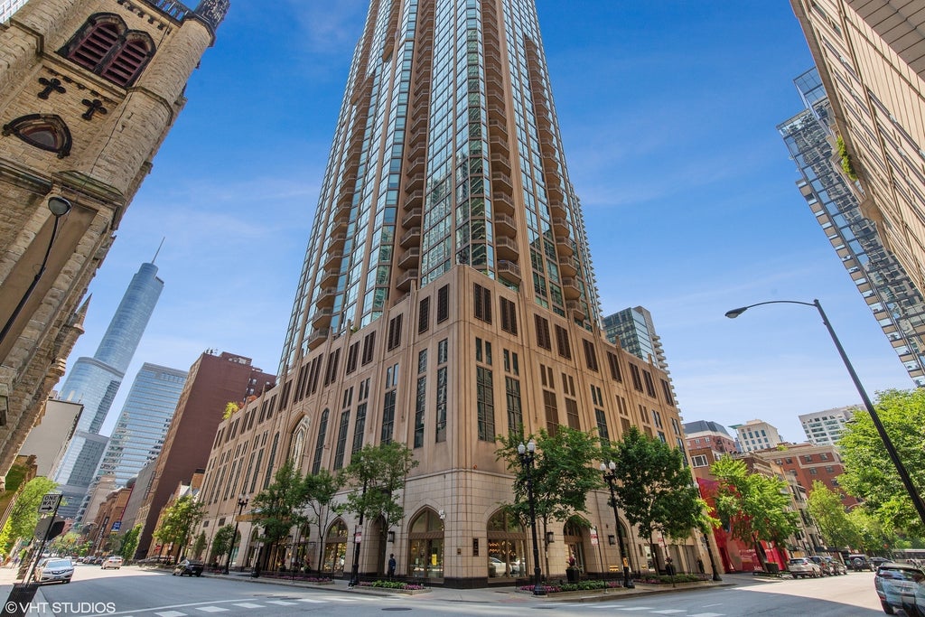 21 East Huron Street 1101, Chicago, 60611